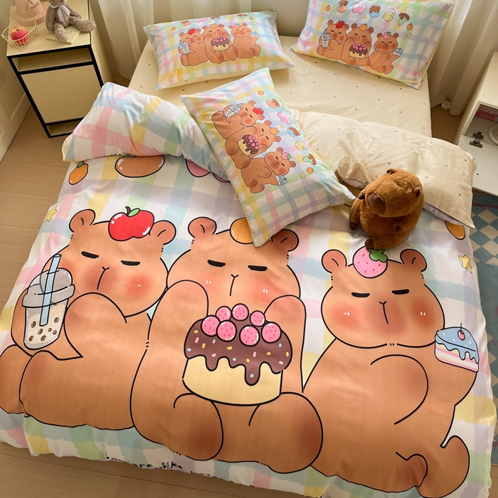 91家纺网 家纺一手货源 找家纺 博雅 2025新款全棉大版印花四件套-卡皮巴拉 蛋糕卡皮巴拉