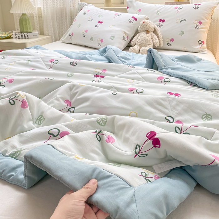 91家纺网 家纺一手货源 找家纺 穆琪 2025年新款小清新手包边夏凉被水洗棉印花夏被 小欢喜