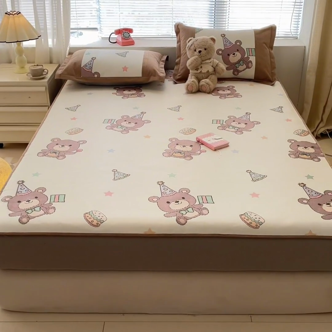 91家纺网 家纺一手货源 找家纺 鑫琪莱家纺 2025新款数码印花加密冰藤凉席三件套 床笠款-生日派对