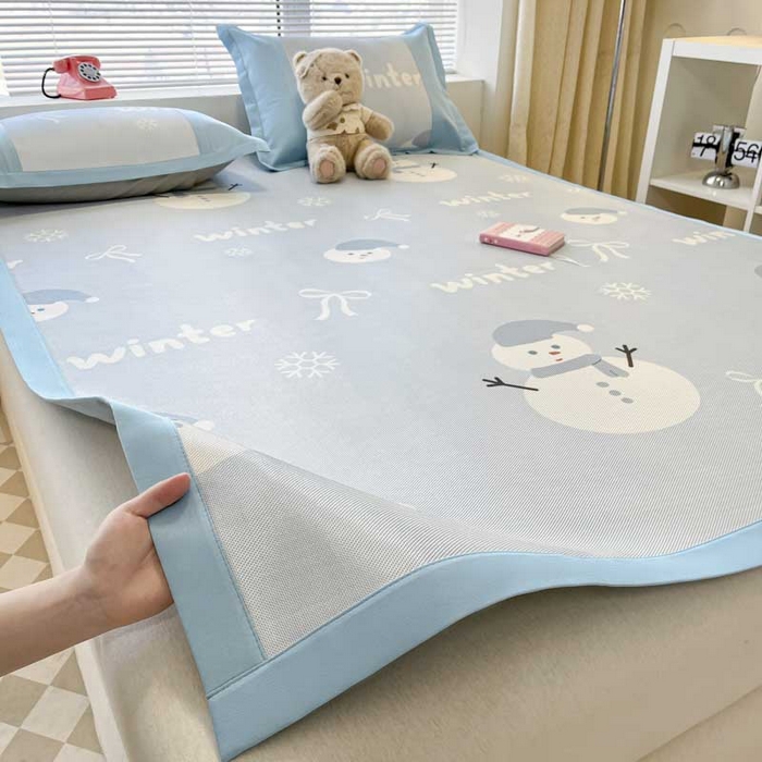 91家纺网 家纺一手货源 找家纺 鑫琪莱家纺 2025新款数码印花加密冰藤凉席三件套 床席款-冰雪童话