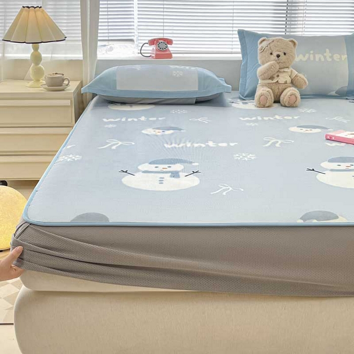 91家纺网 家纺一手货源 找家纺 鑫琪莱家纺 2025新款数码印花加密冰藤凉席三件套 床笠款-冰雪童话