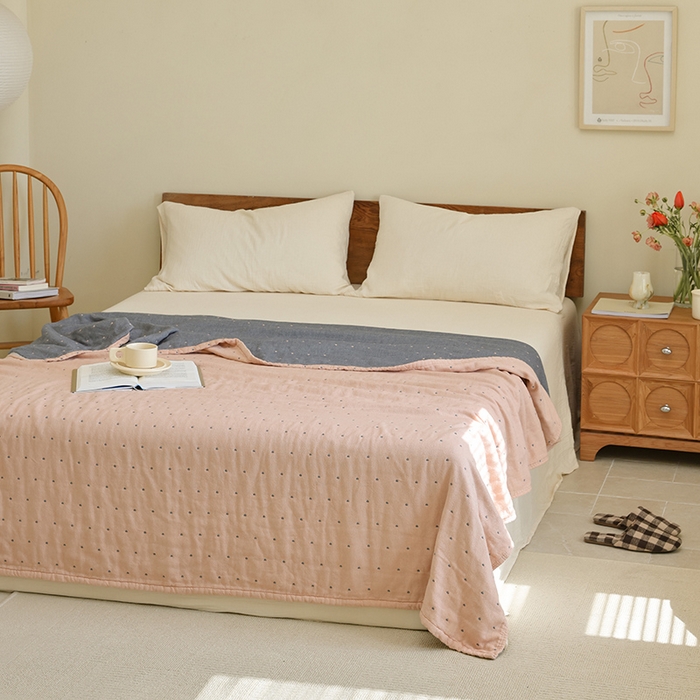 91家纺网 家纺一手货源 找家纺 雯雨2025新款A类全棉四层爱心刺绣纱布毛巾被 爱心粉+灰色