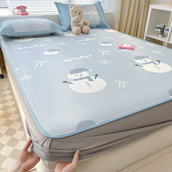 91家纺网 家纺一手货源 找家纺 鑫琪莱家纺 2025新款数码印花加密冰藤凉席三件套 床笠款-冰雪童话