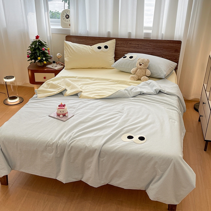 91家纺网 家纺一手货源 找家纺 桃心家居 2025新款云柔水洗棉毛巾绣大豆单夏被夏被四件套 水洗棉-大眼睛夏被小蓝格奶黄