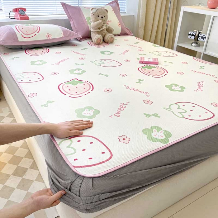 91家纺网 家纺一手货源 找家纺 鑫琪莱家纺 2025新款数码印花加密冰藤凉席三件套 床笠款-甜心草莓