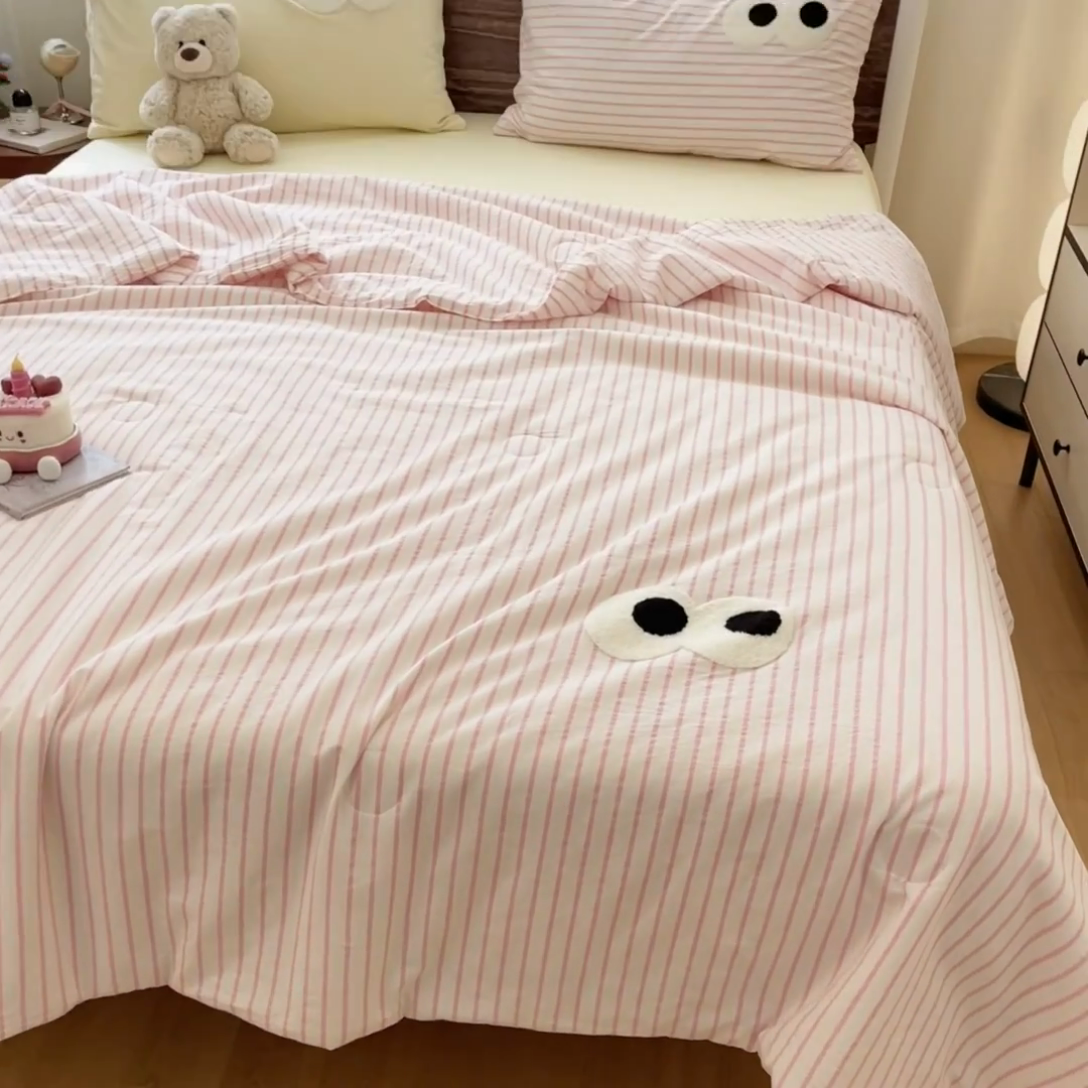 91家纺网 家纺一手货源 找家纺 桃心家居 2025新款云柔水洗棉毛巾绣大豆单夏被夏被四件套 水洗棉-大眼睛夏被粉粉条奶黄