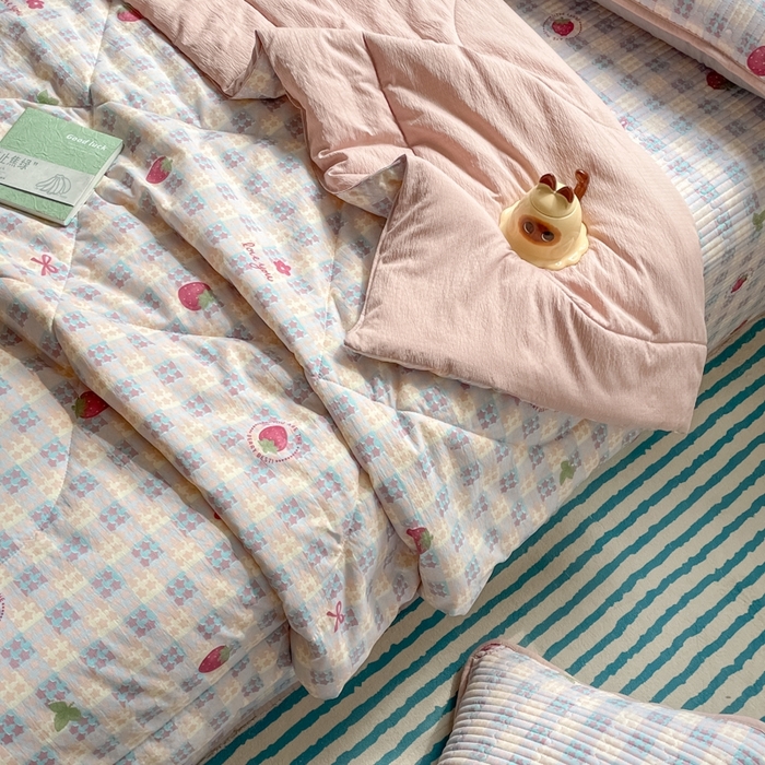 91家纺网 家纺一手货源 找家纺 老帅的工厂店2025新款a类云感双层纱7a抗菌夏被四件套 草莓格