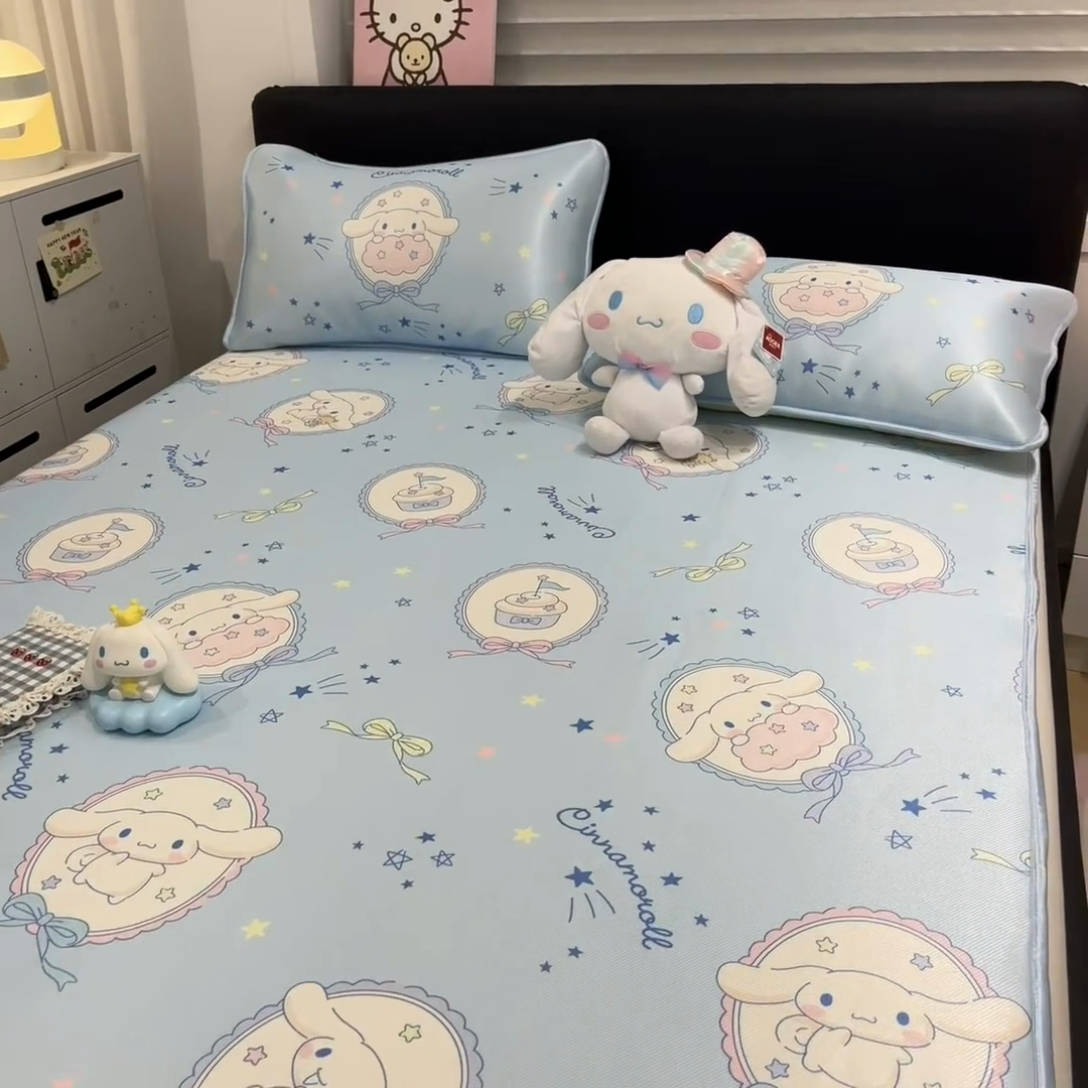 91家纺网 家纺一手货源 找家纺 暮思家居 2025新款三丽鸥正版授权数码印花A类可机洗1200D冰丝凉席三件套平铺款系列 平铺款-蓝色玉桂狗