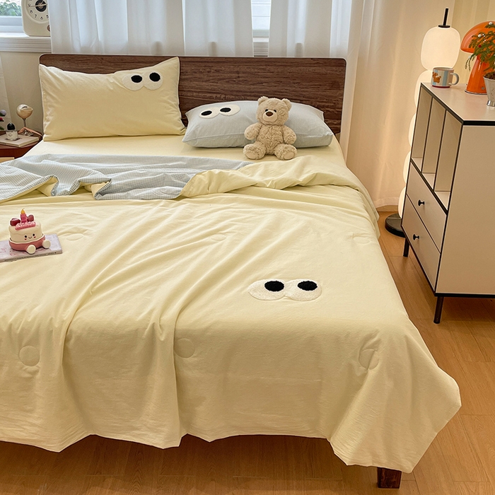 91家纺网 家纺一手货源 找家纺 桃心家居 2025新款云柔水洗棉毛巾绣大豆单夏被夏被四件套 水洗棉-大眼睛夏被奶黄小蓝格