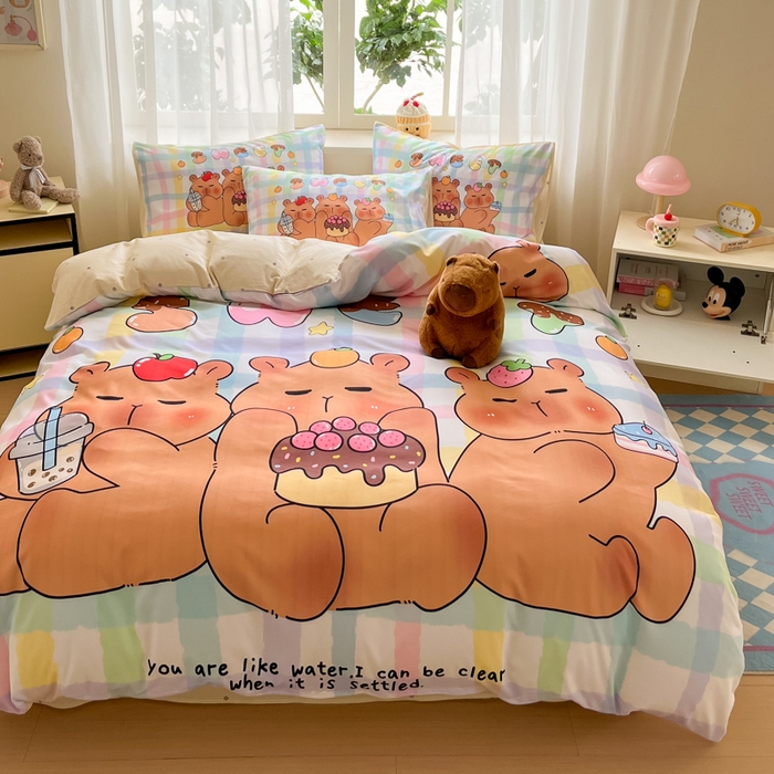 91家纺网 家纺一手货源 找家纺 博雅 2025新款全棉大版印花四件套-卡皮巴拉 蛋糕卡皮巴拉