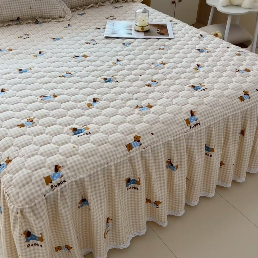 91家纺网 家纺一手货源 找家纺 2025新款全棉夹棉床裙 俏皮狗