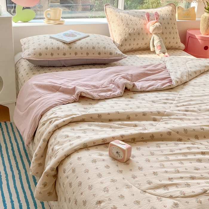 91家纺网 家纺一手货源 找家纺 老帅的工厂店2025新款a类云感双层纱7a抗菌夏被四件套 初暖