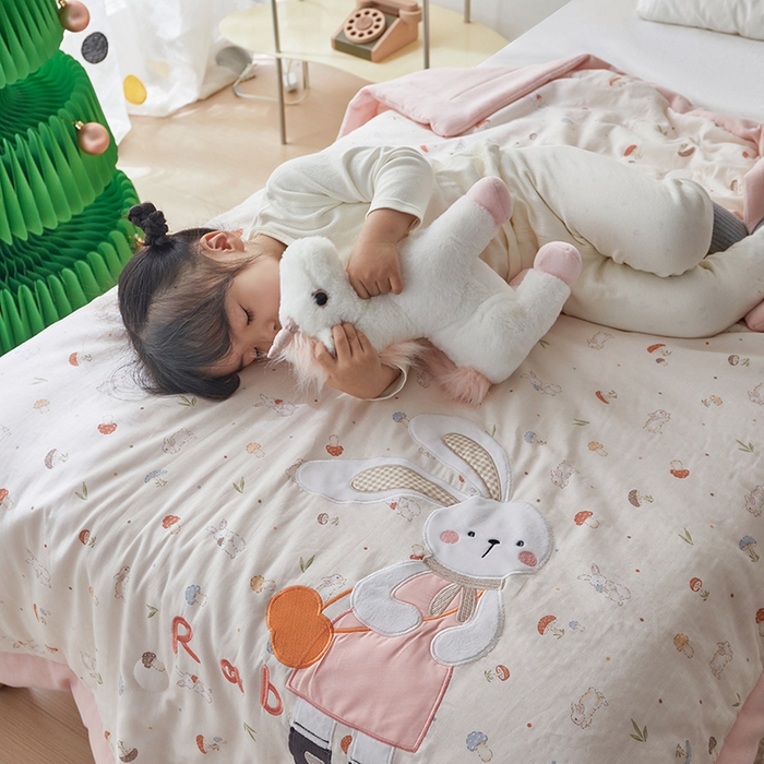 91家纺网 家纺一手货源 找家纺 荷马之梦 2025新款A类全棉双层纱贴布绣大豆儿童夏被轻芯系列 长耳朵兔兔