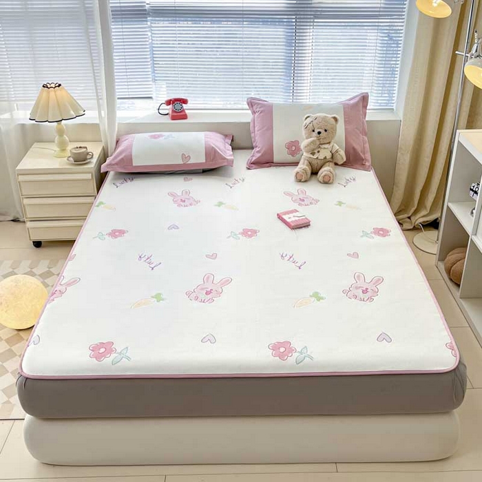 91家纺网 家纺一手货源 找家纺 鑫琪莱家纺 2025新款数码印花加密冰藤凉席三件套 床笠款-花园小兔