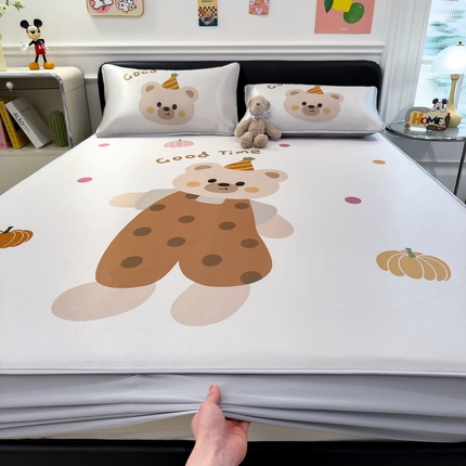 91家纺网 家纺一手货源 找家纺 丝羽坊 2025新款大版印花冰丝凉席冰丝席碳光冰丝凉席-床笠款 熊孩子