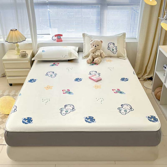 91家纺网 家纺一手货源 找家纺 鑫琪莱家纺 2025新款数码印花加密冰藤凉席三件套 床笠款-漫步星空