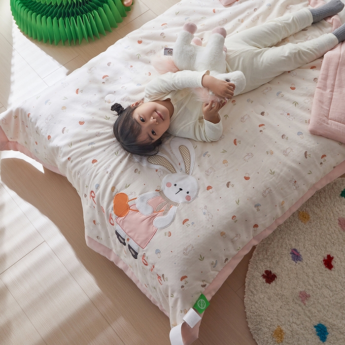 91家纺网 家纺一手货源 找家纺 荷马之梦 2025新款A类全棉双层纱贴布绣大豆儿童夏被轻芯系列 长耳朵兔兔