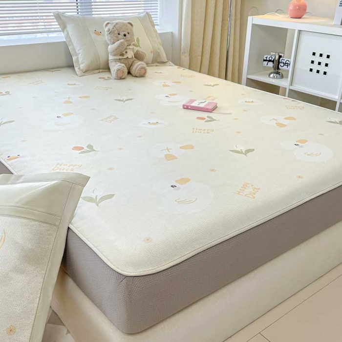 91家纺网 家纺一手货源 找家纺 鑫琪莱家纺 2025新款数码印花加密冰藤凉席三件套 床笠款-快乐丫丫