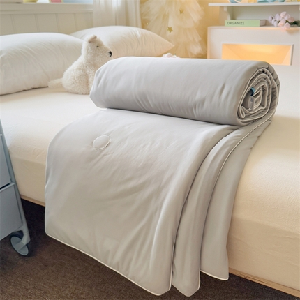 名兮家居2025春夏新款纯色双拼凉感丝夏凉被-场景二 高级灰