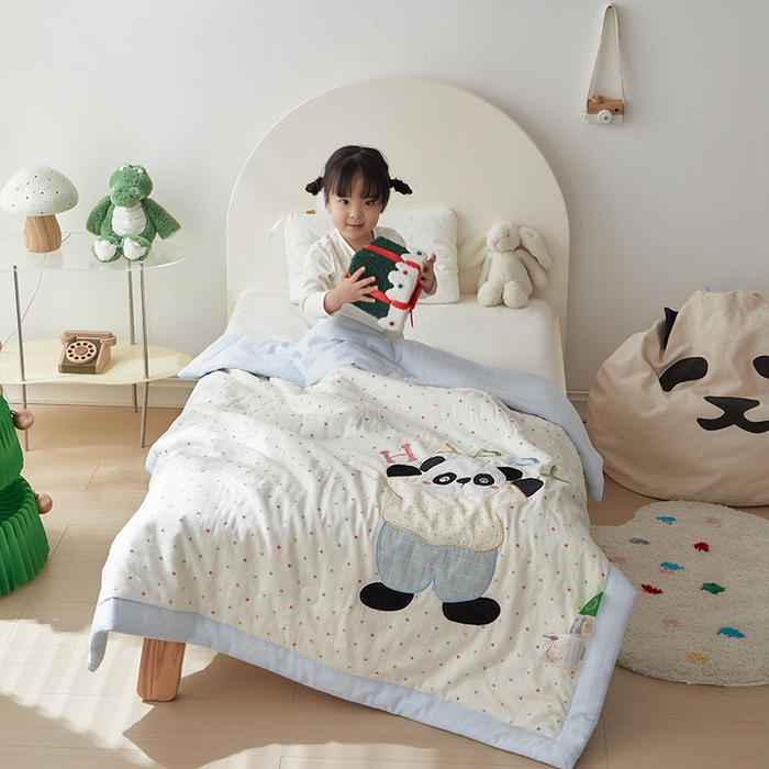 91家纺网 家纺一手货源 找家纺 荷马之梦 2025新款A类全棉双层纱贴布绣大豆儿童夏被轻芯系列 快乐熊猫