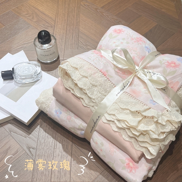 91家纺网 家纺一手货源 找家纺 荣轩家居 2025新款全棉双层纱镂空花边工艺款四件套薄雾玫瑰