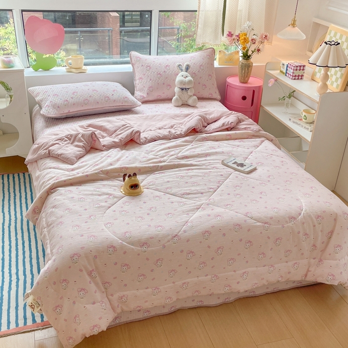 91家纺网 家纺一手货源 找家纺 老帅的工厂店2025新款a类云感双层纱7a抗菌夏被四件套 甜心兔