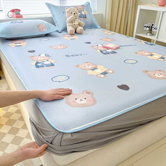 91家纺网 家纺一手货源 找家纺 鑫琪莱家纺 2025新款数码印花加密冰藤凉席三件套 床笠款-书院小熊