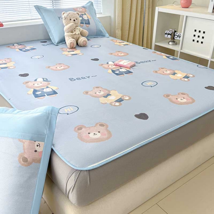 91家纺网 家纺一手货源 找家纺 鑫琪莱家纺 2025新款数码印花加密冰藤凉席三件套 床笠款-书院小熊