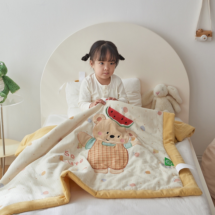 91家纺网 家纺一手货源 找家纺 荷马之梦 2025新款A类全棉双层纱贴布绣大豆儿童夏被轻芯系列 西瓜小熊