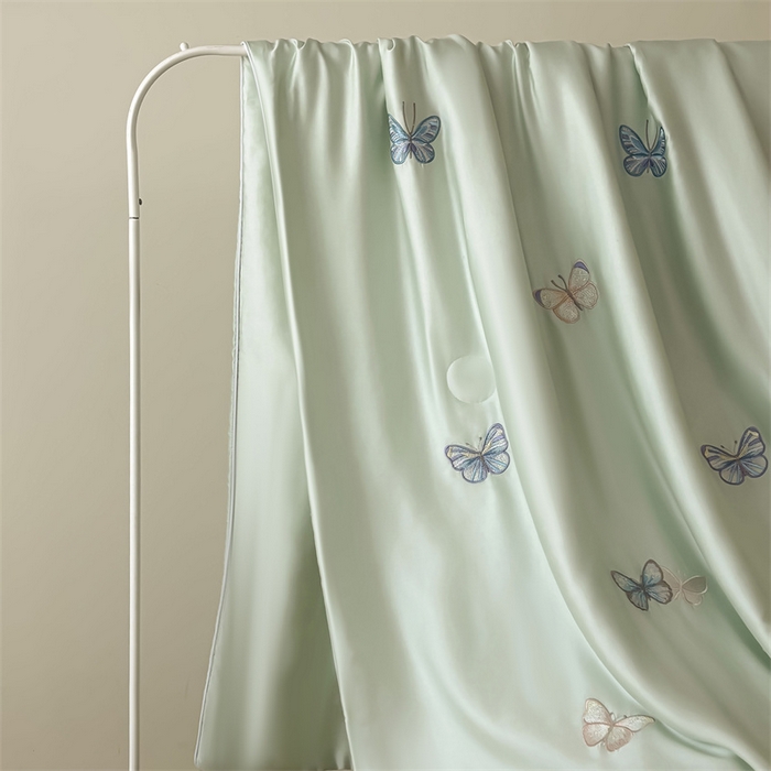 91家纺网 家纺一手货源 找家纺 雯豆家纺 2025夏季新品莱赛尔兰精天丝绣花刺绣夏被空调被四件套冰丝凉感薄被子 蝴蝶系列-抹茶绿