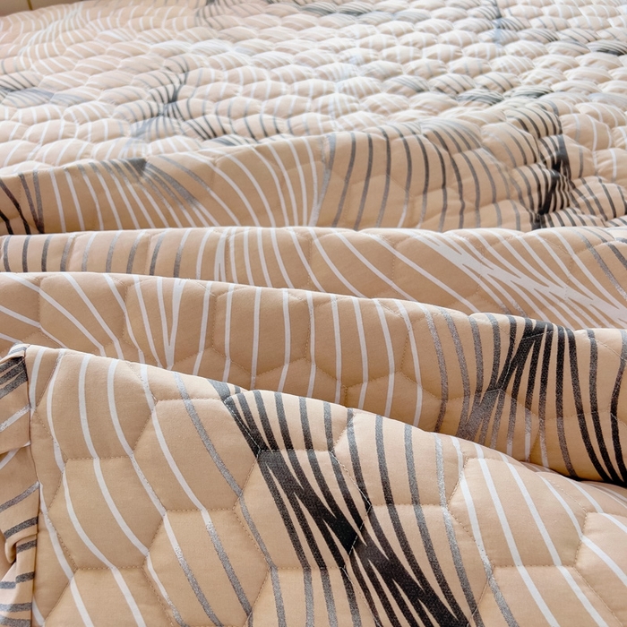 91家纺网 家纺一手货源 找家纺 2025新款全棉夹棉床裙 青春告白