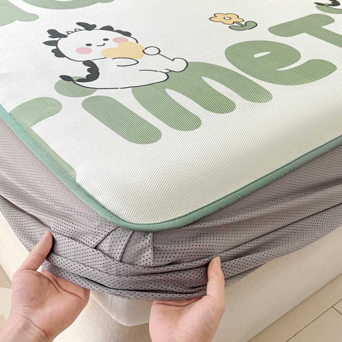 91家纺网 家纺一手货源 找家纺 鑫琪莱家纺 2025新款数码印花加密冰藤凉席三件套 床笠款-乐时恐龙