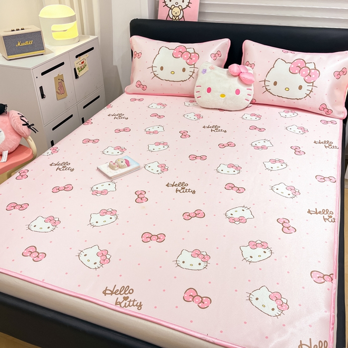 91家纺网 家纺一手货源 找家纺 暮思家居 2025新款三丽鸥正版授权数码印花A类可机洗1200D冰丝凉席三件套平铺款系列 平铺款-可爱KT