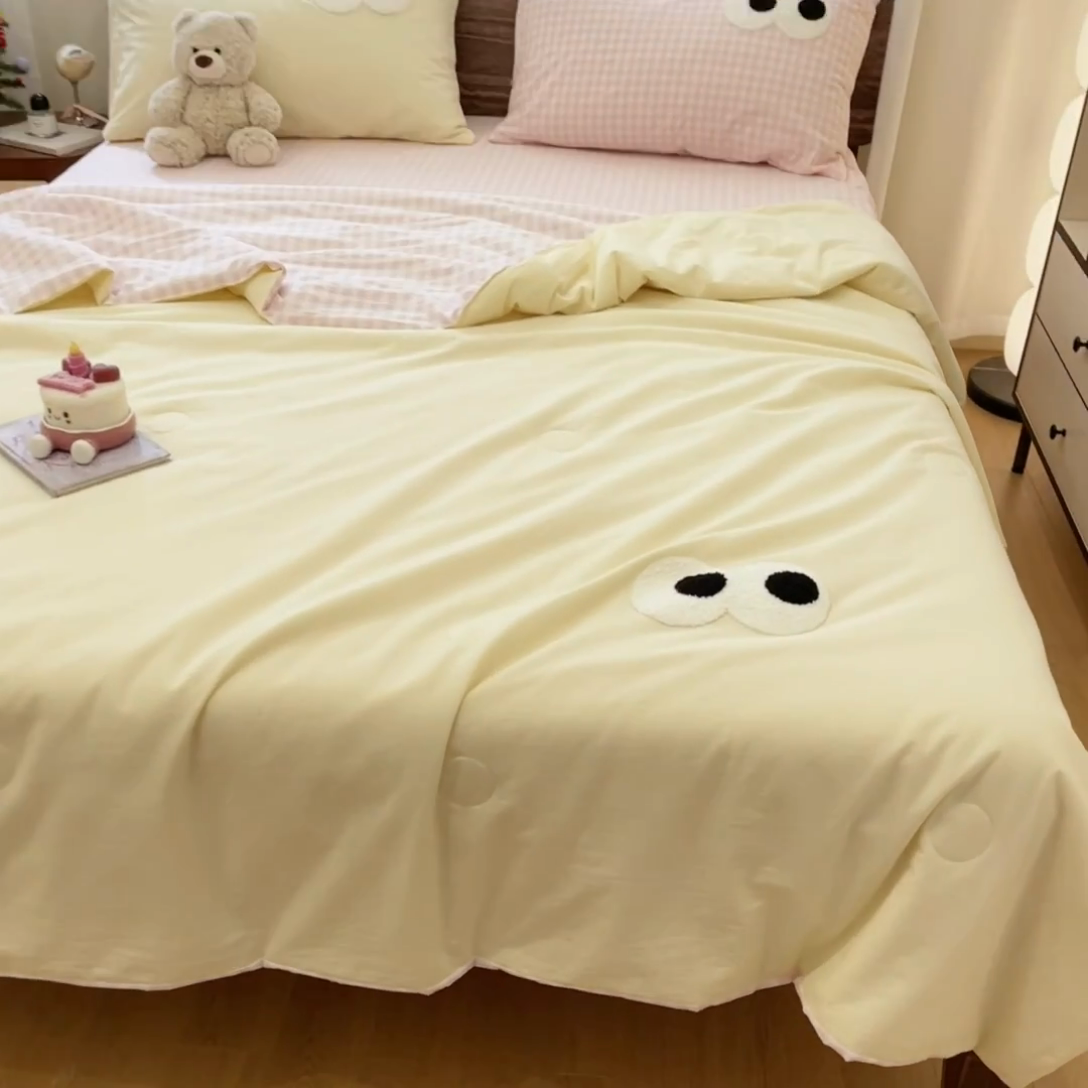 91家纺网 家纺一手货源 找家纺 桃心家居 2025新款云柔水洗棉毛巾绣大豆单夏被夏被四件套 水洗棉-大眼睛夏被奶黄粉小格