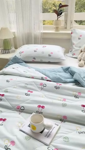 91家纺网 家纺一手货源 找家纺 穆琪 2025年新款小清新手包边夏凉被水洗棉印花夏被 小欢喜