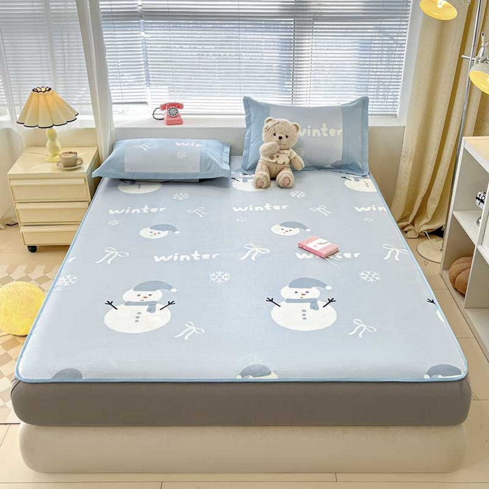 91家纺网 家纺一手货源 找家纺 鑫琪莱家纺 2025新款数码印花加密冰藤凉席三件套 床笠款-冰雪童话