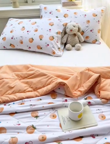 91家纺网 家纺一手货源 找家纺 穆琪 2025年新款小清新手包边夏凉被水洗棉印花夏被 甜蜜邂逅