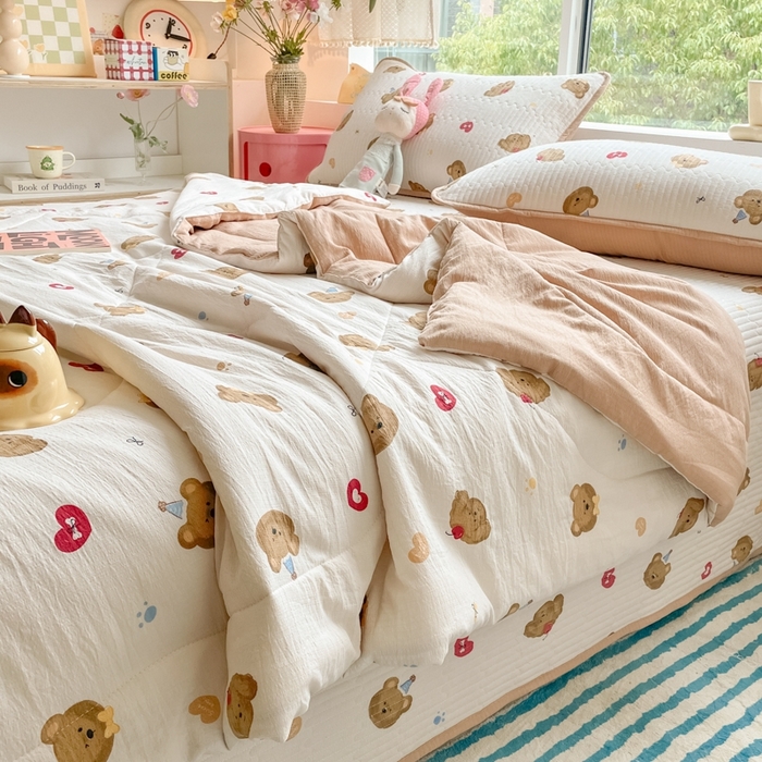 91家纺网 家纺一手货源 找家纺 老帅的工厂店2025新款a类云感双层纱7a抗菌夏被四件套 快乐小熊