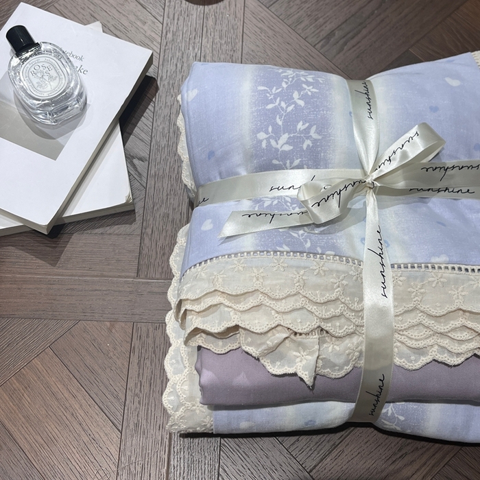 91家纺网 家纺一手货源 找家纺 荣轩家居 2025新款全棉双层纱镂空花边工艺款四件套薄荷花影