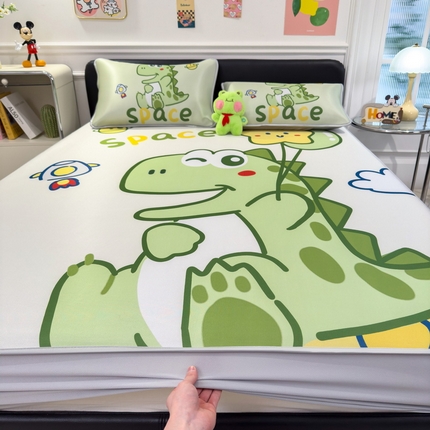 91家纺网 家纺一手货源 找家纺 丝羽坊 2025新款大版印花冰丝凉席冰丝席碳光冰丝凉席-床笠款 恐龙绿