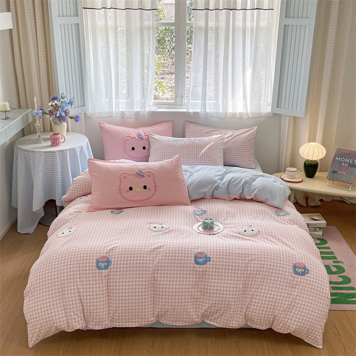 91家纺网 家纺一手货源 找家纺 星座家纺 2025新款水洗棉毛巾绣四件套 笑脸KT 粉蓝