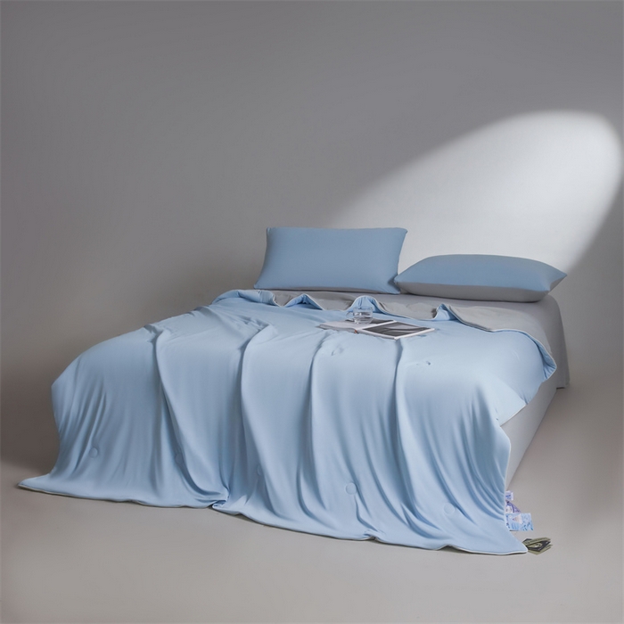 91家纺网 家纺一手货源 找家纺 雯豆家纺 2025夏季新品7A抗菌100%锦纶冰丝凉感夏凉被纯色拼色高档薄被空调被 小冰皮-幽梦蓝+轻奢灰