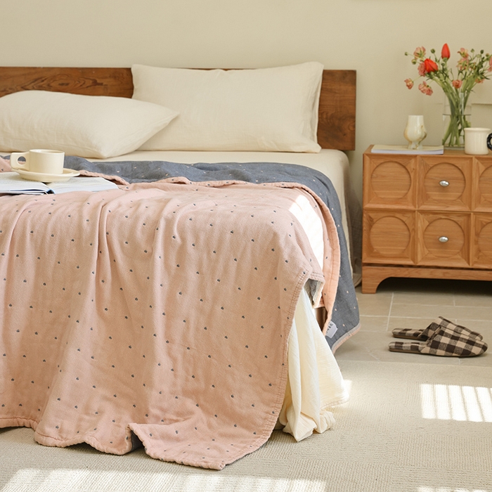 91家纺网 家纺一手货源 找家纺 雯雨2025新款A类全棉四层爱心刺绣纱布毛巾被 爱心粉+灰色