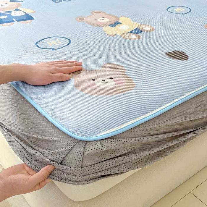 91家纺网 家纺一手货源 找家纺 鑫琪莱家纺 2025新款数码印花加密冰藤凉席三件套 床笠款-书院小熊