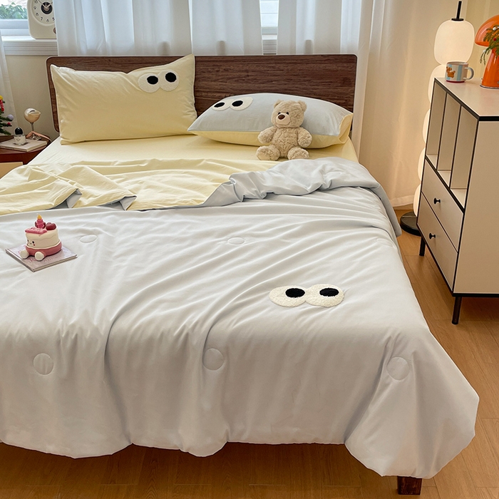 91家纺网 家纺一手货源 找家纺 桃心家居 2025新款云柔水洗棉毛巾绣大豆单夏被夏被四件套 水洗棉-大眼睛夏被海盐奶黄