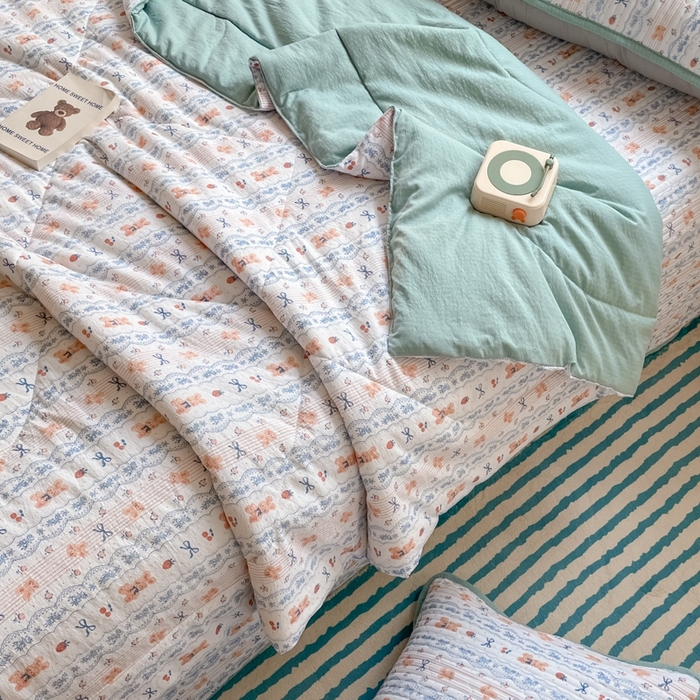 91家纺网 家纺一手货源 找家纺 老帅的工厂店2025新款a类云感双层纱7a抗菌夏被四件套 蝴蝶结熊