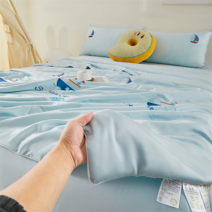 91家纺网 家纺一手货源 找家纺 雯豆家纺 2025夏季新品7A抗菌莱赛尔兰精天丝绣花刺绣夏被空调被四件套凉感被芯 帆船系列-天空蓝