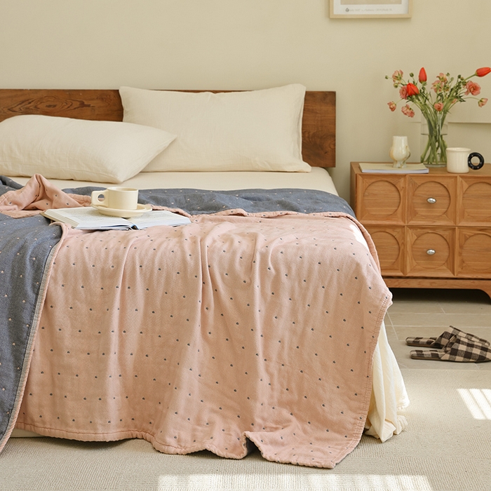 91家纺网 家纺一手货源 找家纺 雯雨2025新款A类全棉四层爱心刺绣纱布毛巾被 爱心粉+灰色