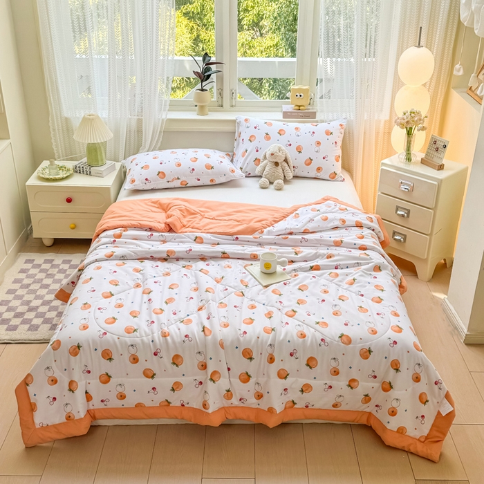 91家纺网 家纺一手货源 找家纺 穆琪 2025年新款小清新手包边夏凉被水洗棉印花夏被 甜蜜邂逅