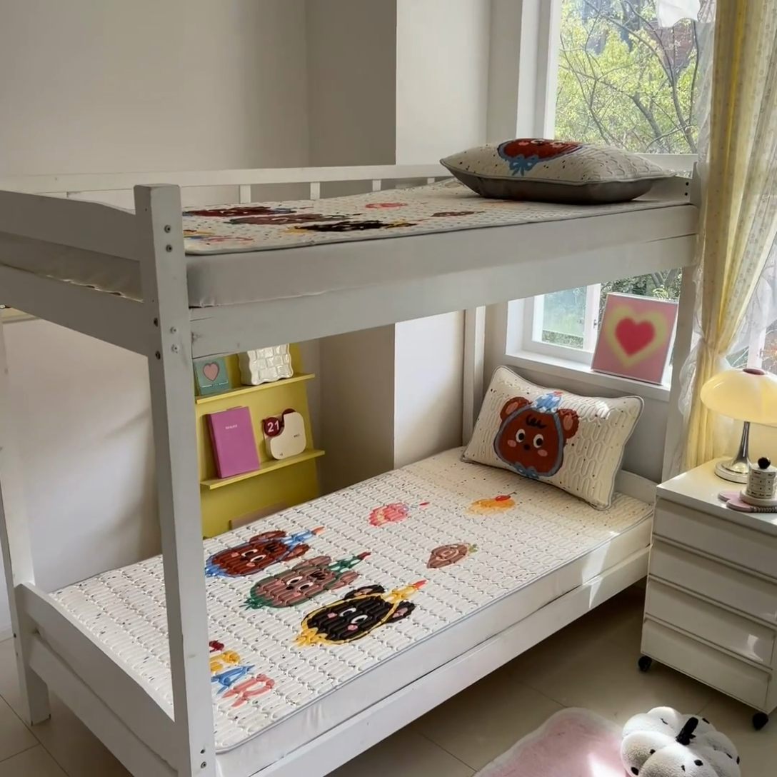 91家纺网 家纺一手货源 找家纺 川悦生活 2025新款大阪宿舍凉感丝凉席 快乐熊仔